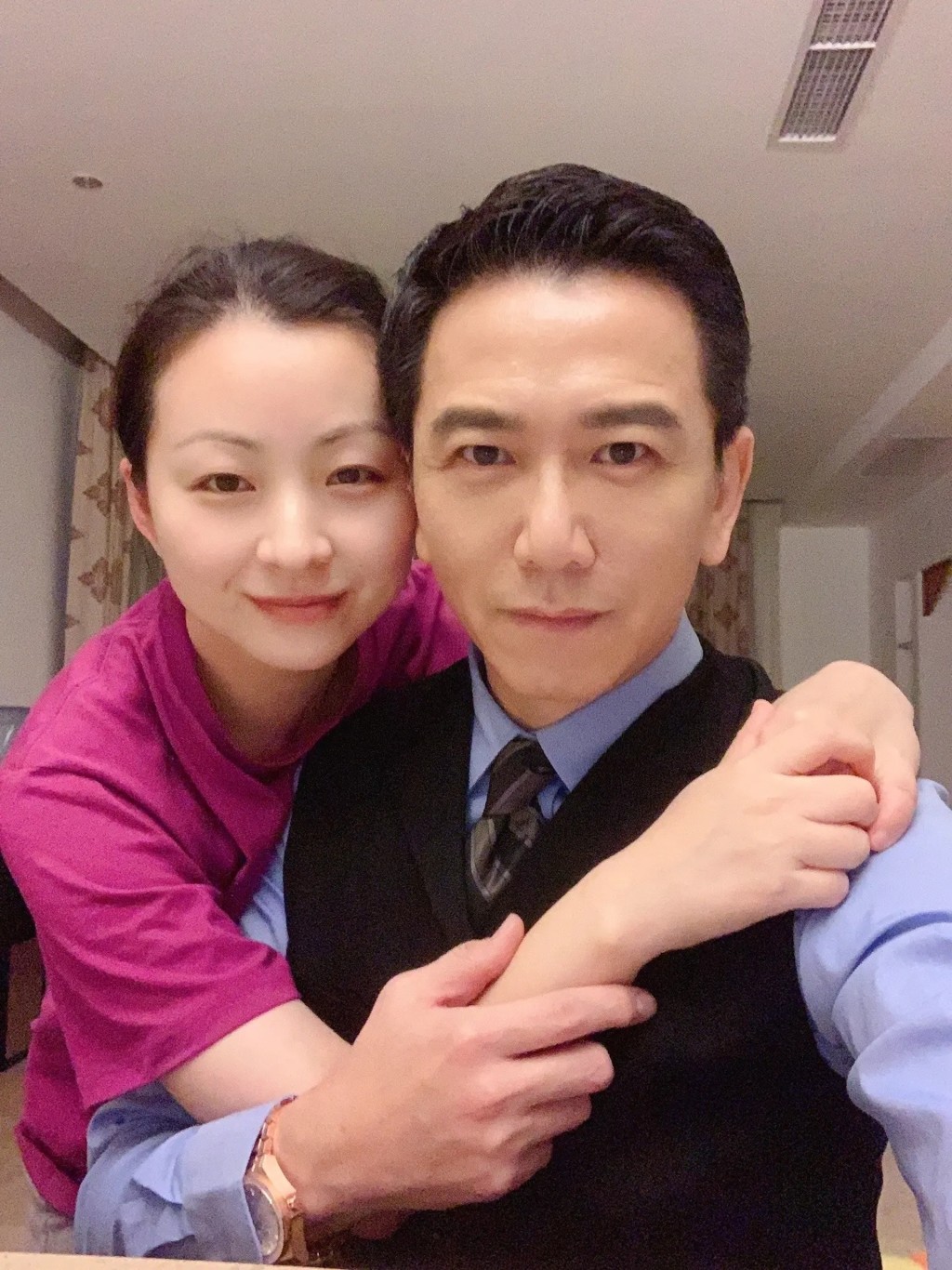 溫兆倫2013年與比他小20歲的內地太太趙庭結婚，誕下一女，在北京落地生根。