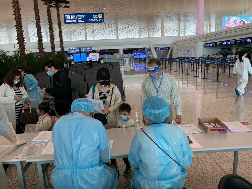 政府向港人派發防疫包及識別名牌