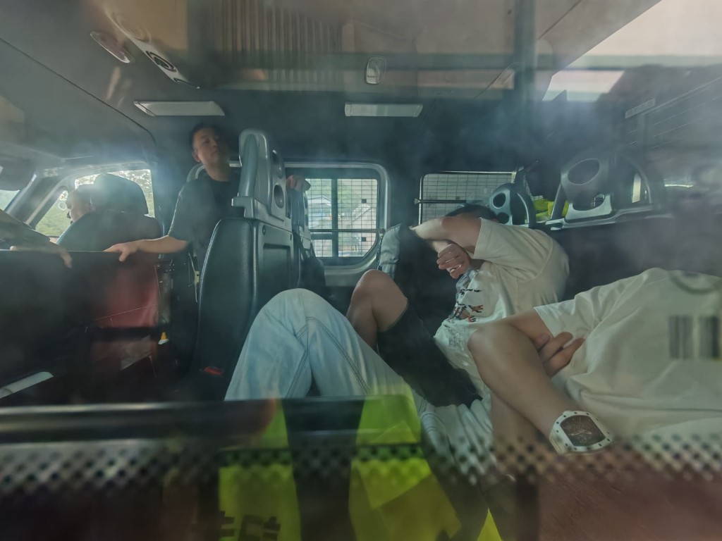 车上5人被带上警车接受调查。黎志伟摄 车上5人被带上警车接受调查。黎志伟摄