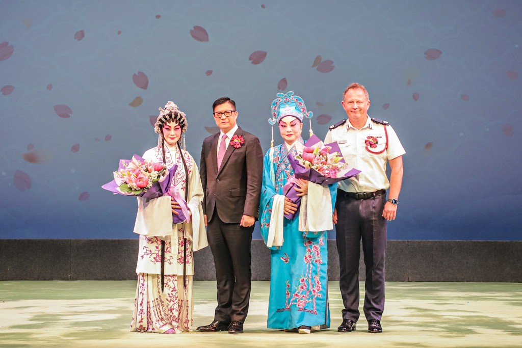 保安局局長鄧炳強(左二)與西九龍總區指揮官陶輝(右一)及粵劇演員留影。