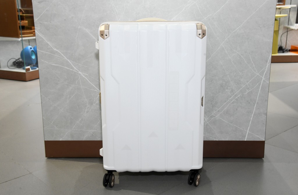 行李箱較常使用PC（聚碳酸酯）物料，PC物料材質堅固強韌，硬度高，可承受搬運時的衝擊，同時耐高溫、抗酸鹼腐蝕。