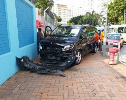 客貨車泵把飛脫。網民Christy Pang‎圖片