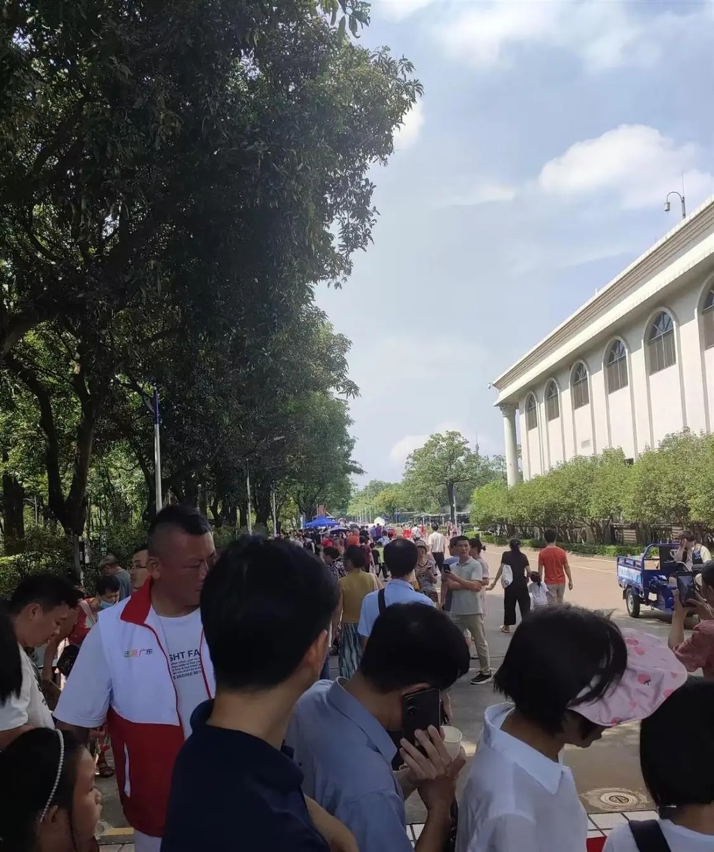 國慶長期期間,數千市民和遊客湧到順德政府大樓吃平價飯餐。極目新聞 國慶長期期間,數千市民和遊客湧到順德政府大樓吃平價飯餐。極目新聞