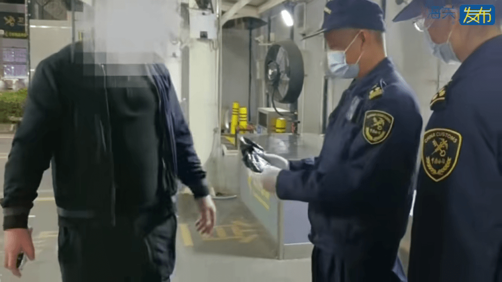 海關關員查獲黑色膠袋內藏港幣現金。海關發布