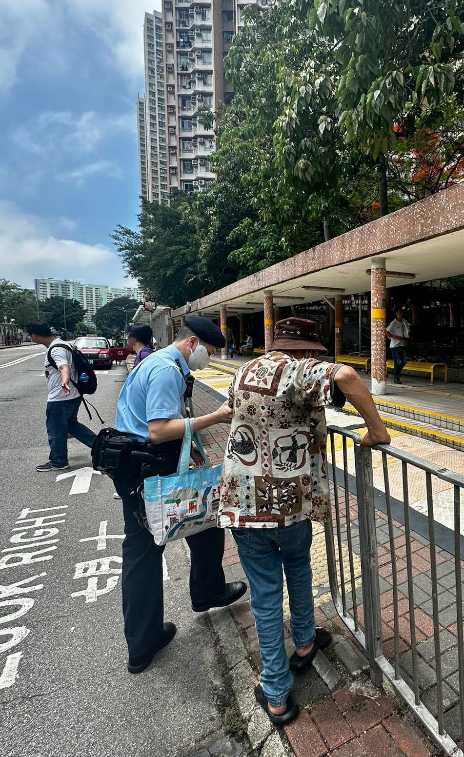秀茂坪一名患有腦退化的78歲伯今日離開寓所後在牛頭角一帶徘徊。 秀茂坪一名患有腦退化的78歲伯今日離開寓所後在牛頭角一帶徘徊。