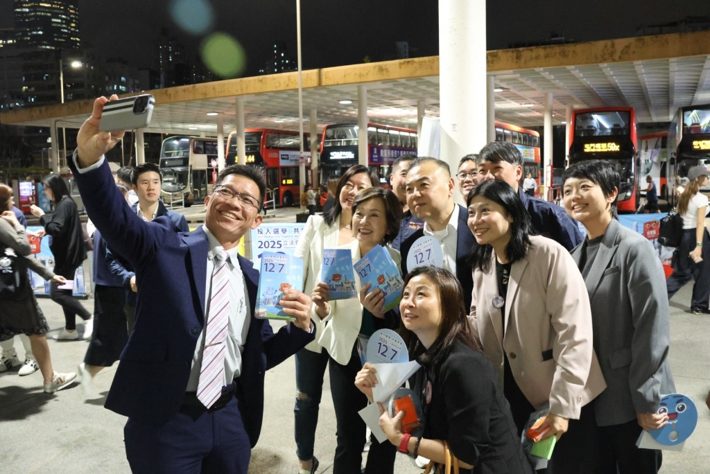 教育局局長蔡若蓮、常任秘書長陳穎韶及副局長施俊輝與多位校長會及教育議會等業界代表參與立法會選舉宣傳。 教育局局長蔡若蓮、常任秘書長陳穎韶及副局長施俊輝與多位校長會及教育議會等業界代表參與立法會選舉宣傳。