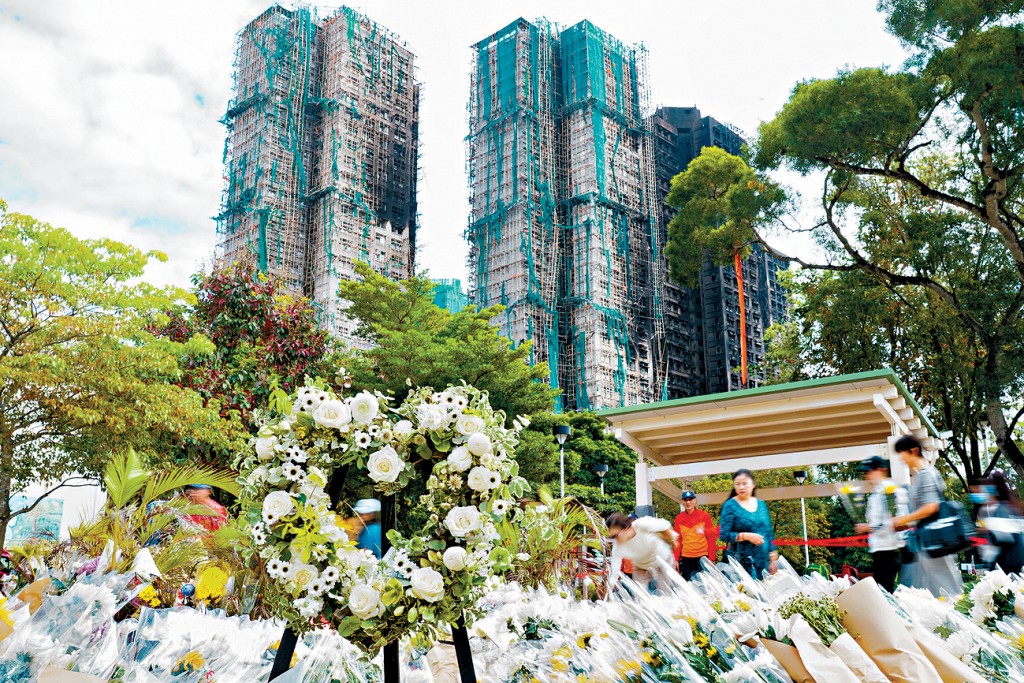 大埔宏福苑發生五級火，造成多人傷亡、家居被毀，不少學生亦受影響。圖為市民獻花悼念罹難者。