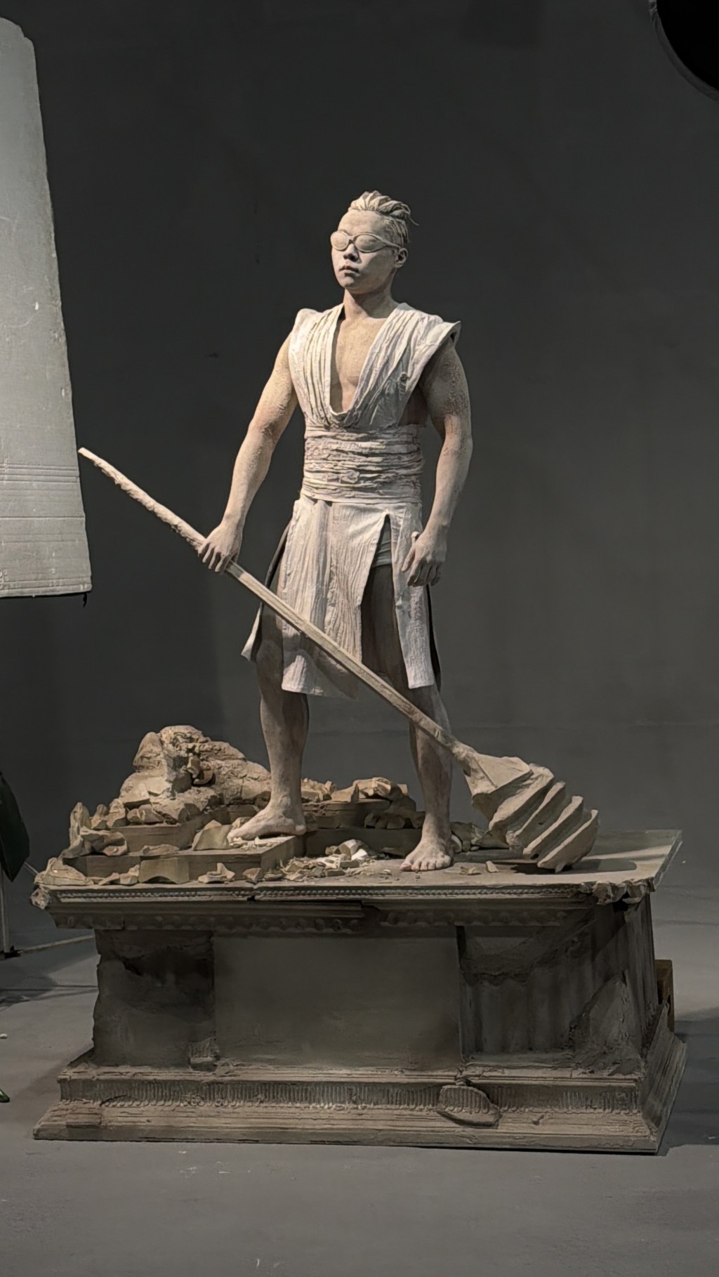 Gareth.T湯令山全身塗白戴上前衛護目鏡化身「羅馬石像」，破格造型極具視覺震撼。