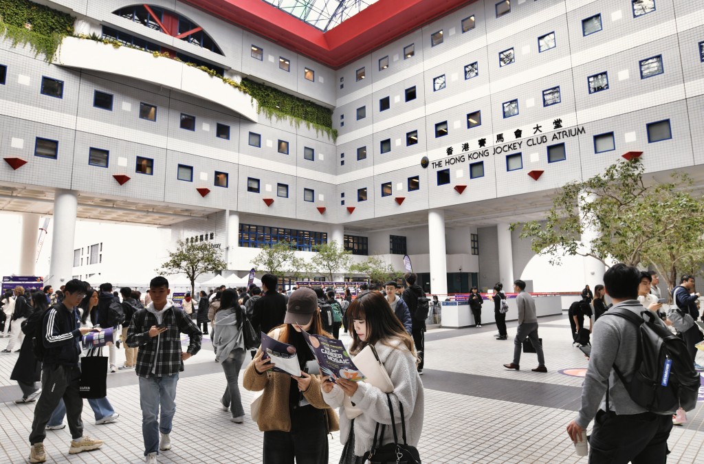 施永青表示,近年美國削減中國學生名額,若內地生少去歐美留學,香港能成為另類選擇。 施永青表示,近年美國削減中國學生名額,若內地生少去歐美留學,香港能成為另類選擇。