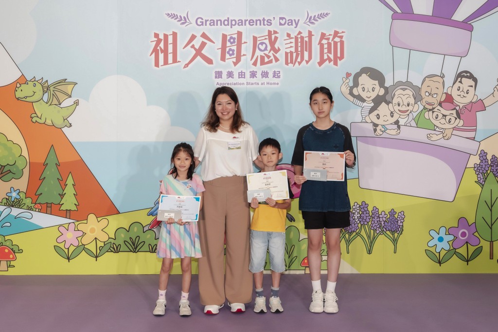 (左二)錦記家族基金董事Mrs. Chaturada Kay Mok與「代代有愛——感謝祖父母」繪畫比賽2025冠、亞、季軍合照。 (左二)錦記家族基金董事Mrs. Chaturada Kay Mok與「代代有愛——感謝祖父母」繪畫比賽2025冠、亞、季軍合照。