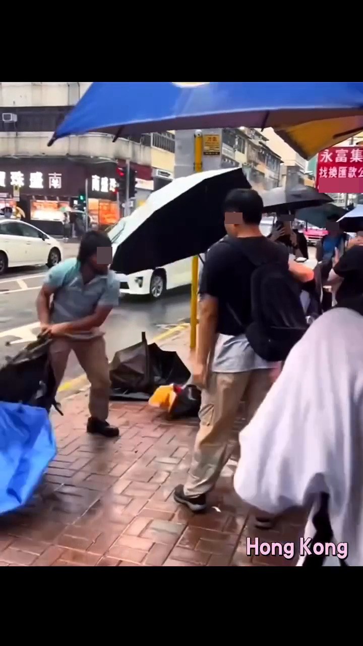 男子背囊當流星錘亂舞連環圖(四)。fb截圖 男子背囊當流星錘亂舞連環圖(四)。fb截圖