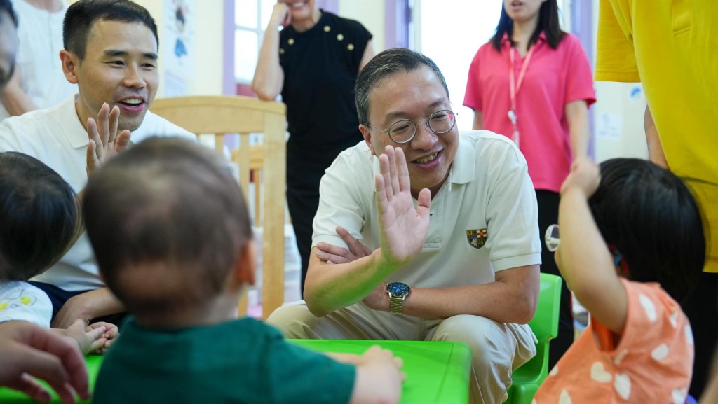 林定國探訪「母親的抉擇」幼兒之家與一班小朋友齊齊製作燈籠。林定國fb