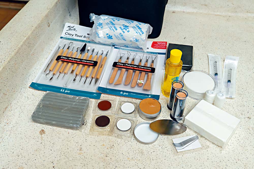 鑒於3D打印技術仍有局限,遺體化妝師團隊以傳統手藝對照先人照片修復著色,務求做到最好。 鑒於3D打印技術仍有局限,遺體化妝師團隊以傳統手藝對照先人照片修復著色,務求做到最好。