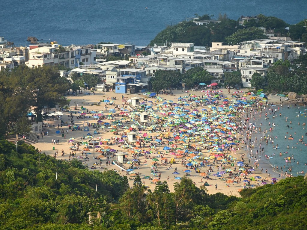 石澳泳灘人頭湧湧。