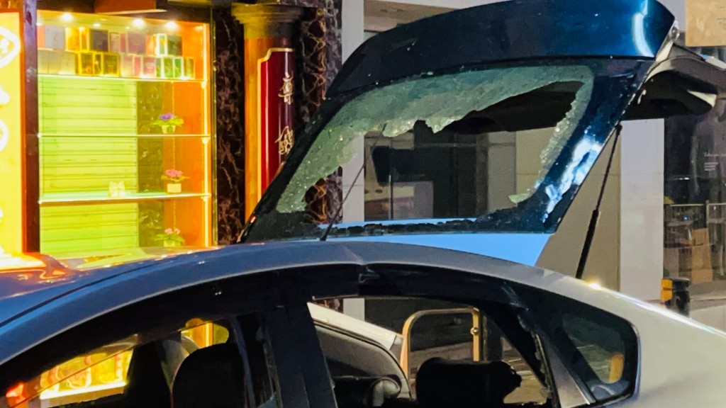 私家车车窗被打破。蔡楚辉摄