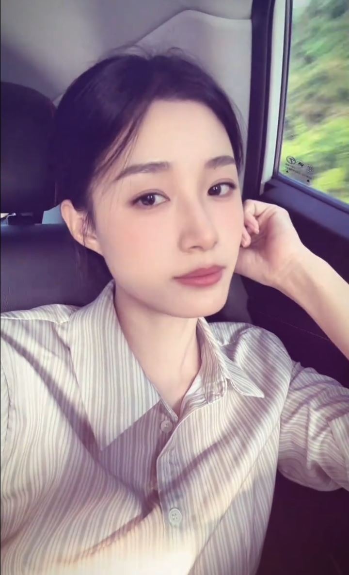 黃澤鑫對女兒在網上爆紅，歸功是遺傳了她母親的美貎。抖音