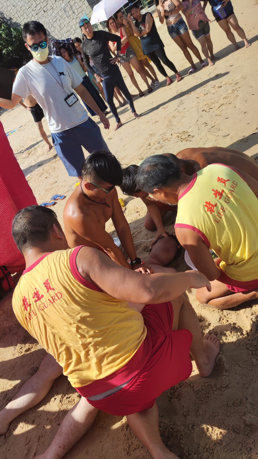 救生員救起遇溺男子後，透過AED及CPR方法急救，男子最終獲送院救治。(港九拯溺員工會提供)