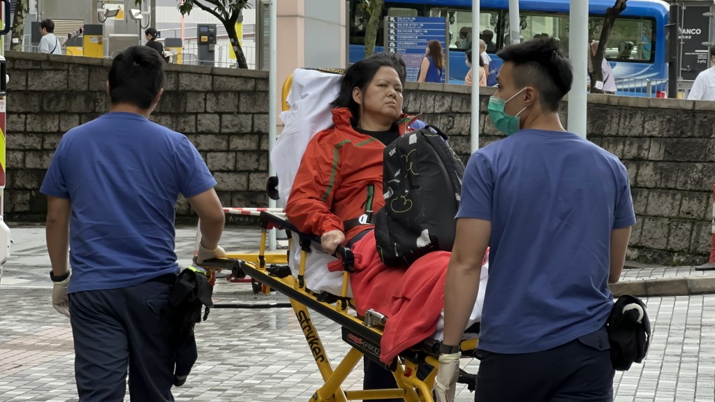 女傷者由救護車送院治理。梁國峰攝