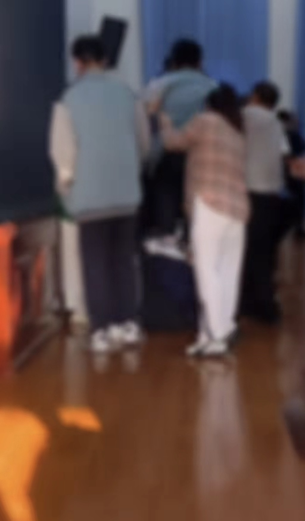 鄭州一中學舉辦「愧疚教育」活動，家長跪地任蒙眼子女踩背。抖音@斷詞