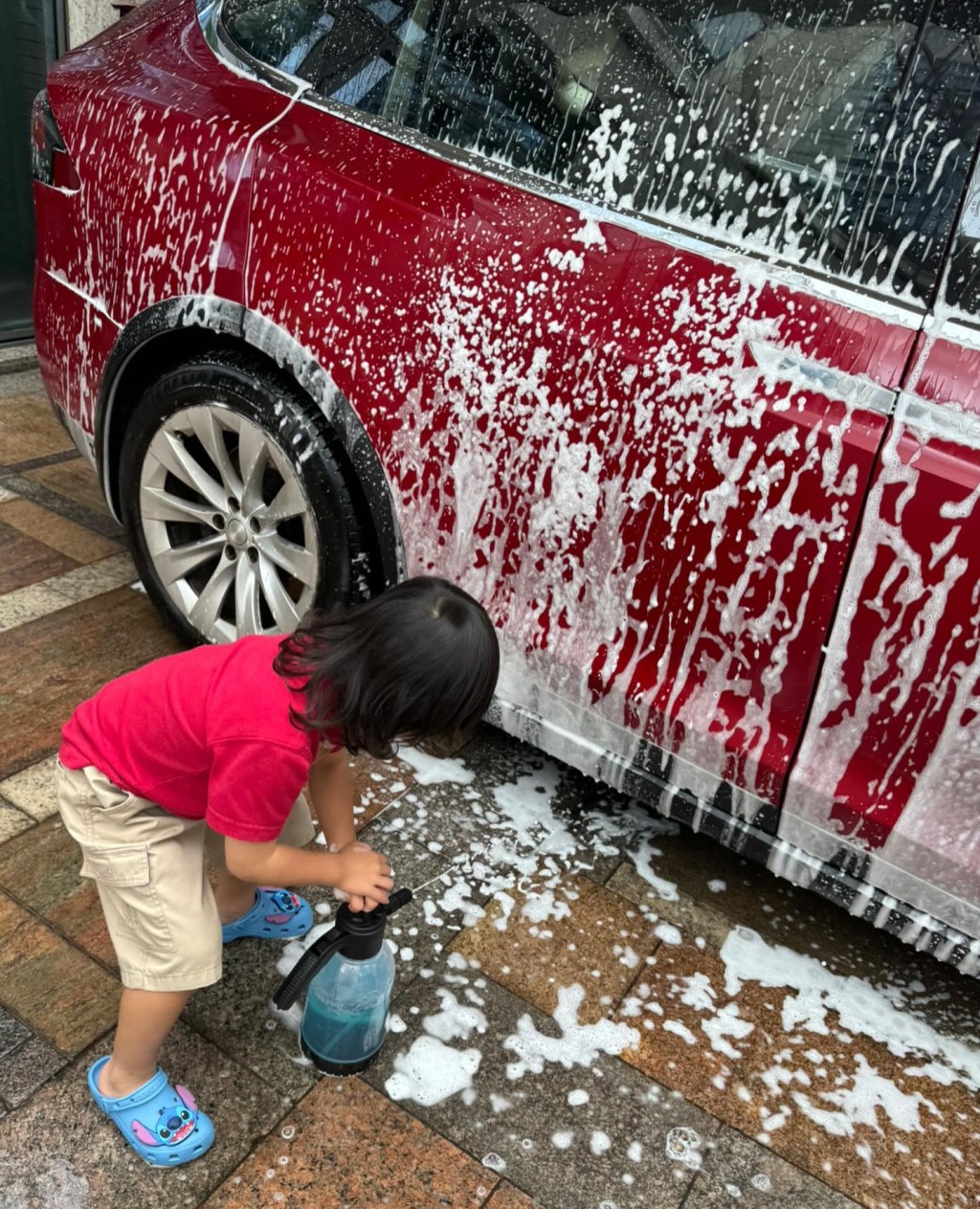 早前，4岁细仔张乐儿为父母洗车。