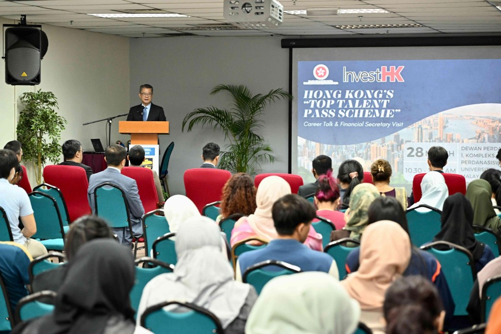 陳茂波在馬來亞大學發表主題演講，向在該校就讀的本科和研究生介紹香港和粵港澳大灣區的最新的發展和方向。