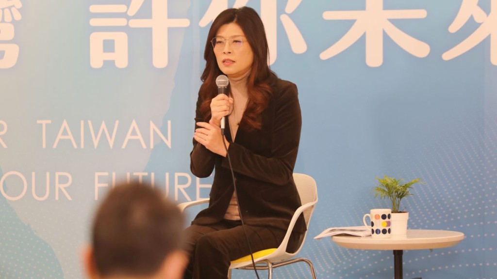 連勝文呼籲鄭麗文訪問大陸期間，要謹言慎行。中新社