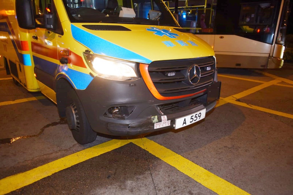 一輛救護車與私家車相撞。
