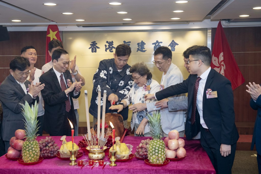 香港福建商會特意選擇良辰吉日,與一眾台前幕後參演人士舉行開鏡儀式。 香港福建商會特意選擇良辰吉日,與一眾台前幕後參演人士舉行開鏡儀式。