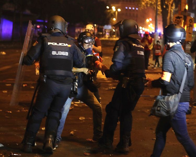 连日示威警察拘捕120多人。AP