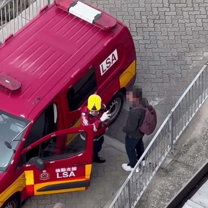 消防員見狀，只能道「唉唔同你講啦，你都離曬大譜㗎我話你聽」。