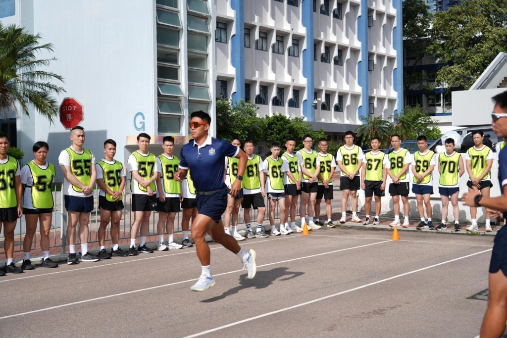 鄧滔在「警察招募.體驗日」指導有志投考警隊的人士進行體能測試。 鄧滔在「警察招募.體驗日」指導有志投考警隊的人士進行體能測試。