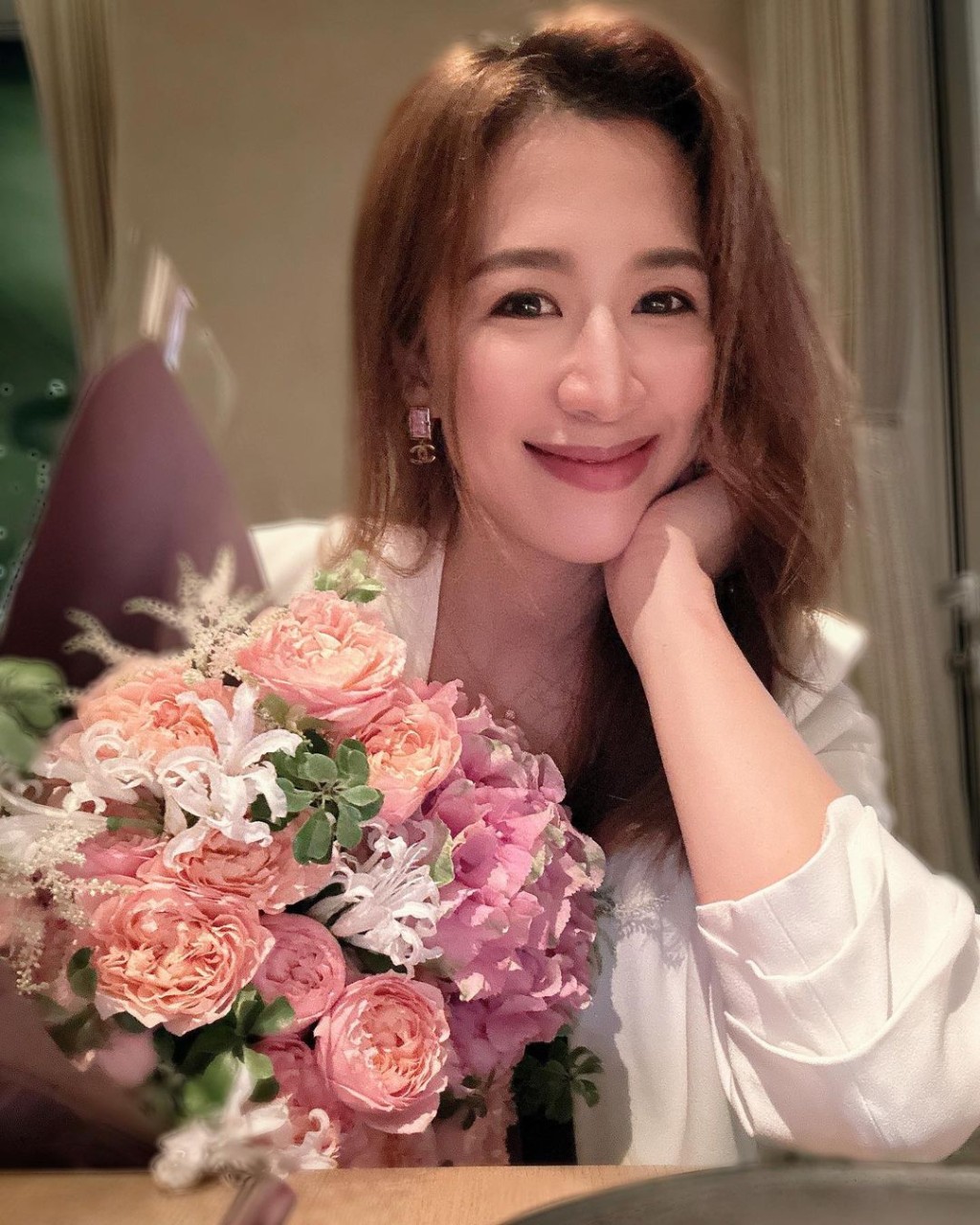 岑杏贤昨晚分享与丈夫庆祝结婚两周年甜蜜照。