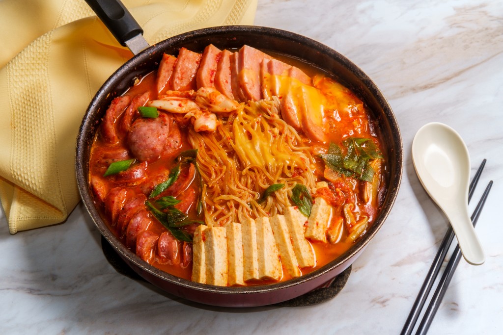 食譜中介紹，「部隊鍋」起源於朝鮮戰爭，也可稱為「陸軍基地燉菜」（army base stew）。iStock圖