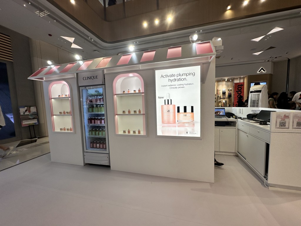 Clinique Pop Up Store 粉紅爆水保濕站限定店即日至8月6日登陸尖沙咀K11 Art Mal地下中庭。 Clinique Pop Up Store 粉紅爆水保濕站限定店即日至8月6日登陸尖沙咀K11 Art Mal地下中庭。
