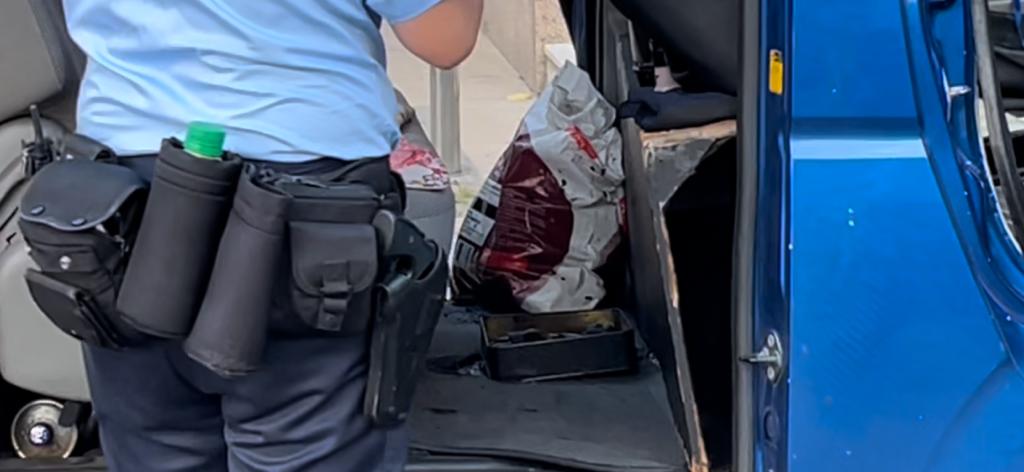 警方在车内发现一包炭，和一个用作烧炭的月饼罐。