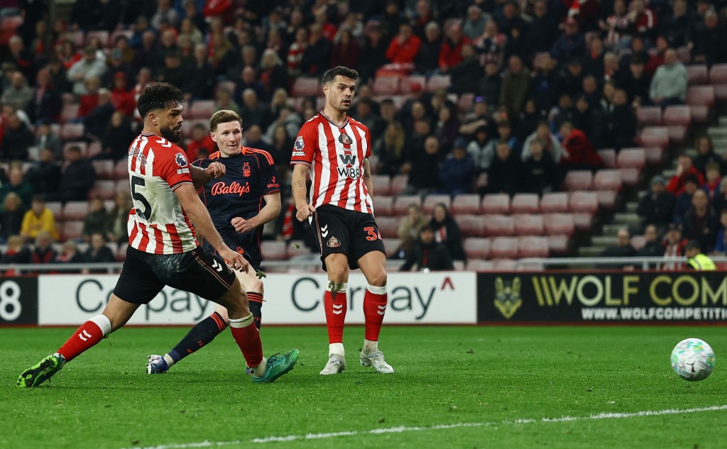 森林最终大胜5:0。路透社