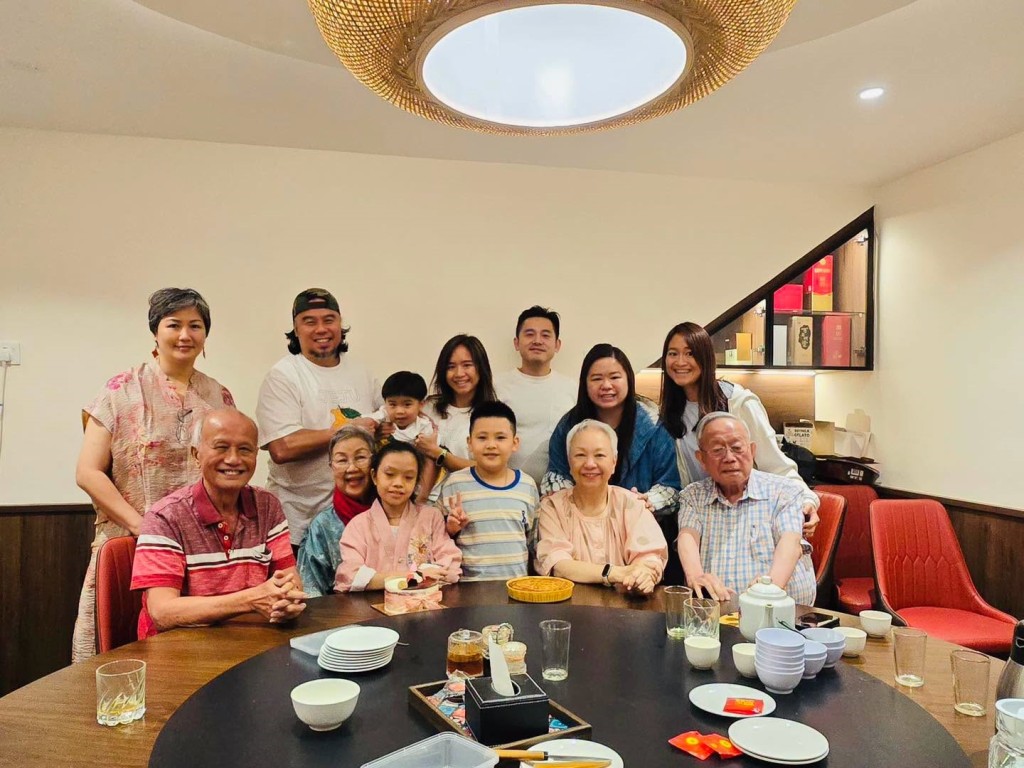 陳秋霞和鍾廷森跟家人齊慶藍寶石婚。