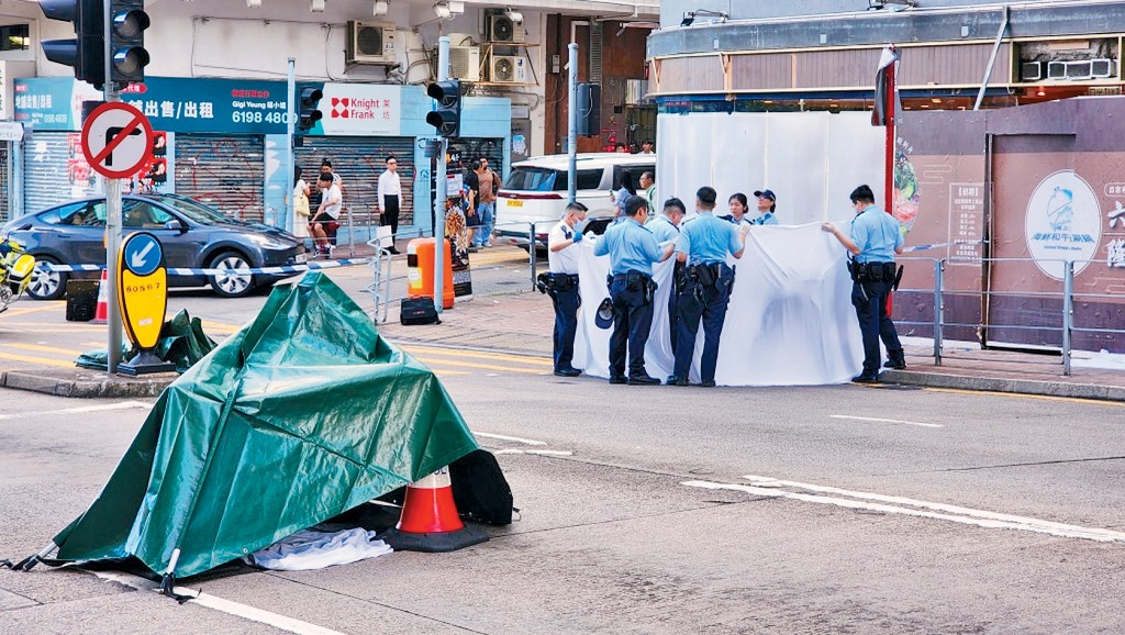 藝名唐佳的著名武術指導黃唐從高處墮下,撞及路邊指示牌後身首異處死亡。