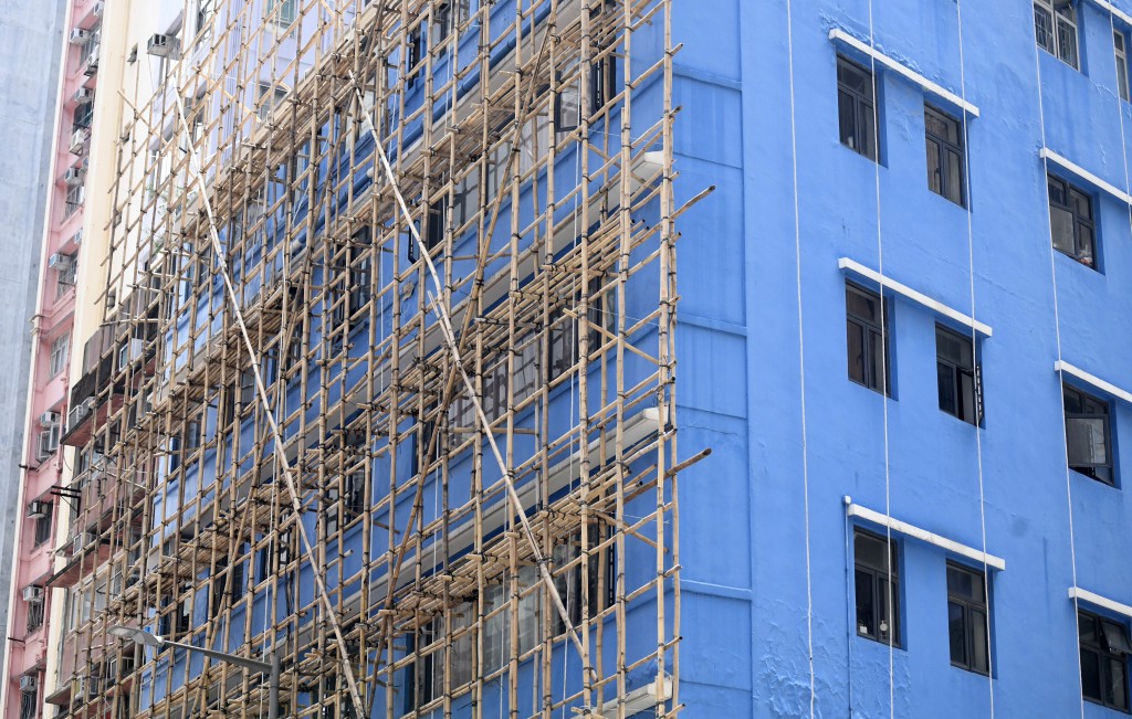 鄧家彪表示，透過市建局以「招標妥」制度專業協助法團揀選承辦商，好處是法團毋須承擔選錯的風險。資料圖片