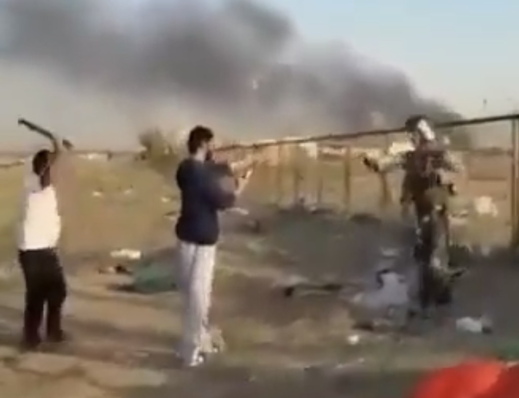 男飞官降落后立刻被当地民众团团包围。(X@Faytuks Network)