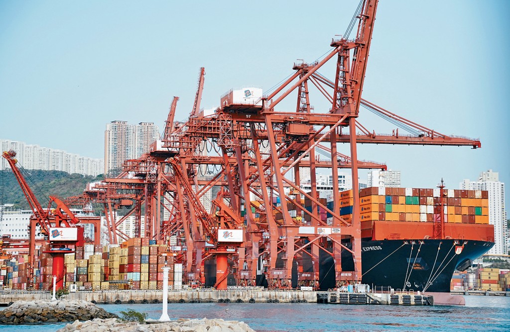 風暴期間，貨運公司通常會暫停到碼頭或貨運站交貨。 