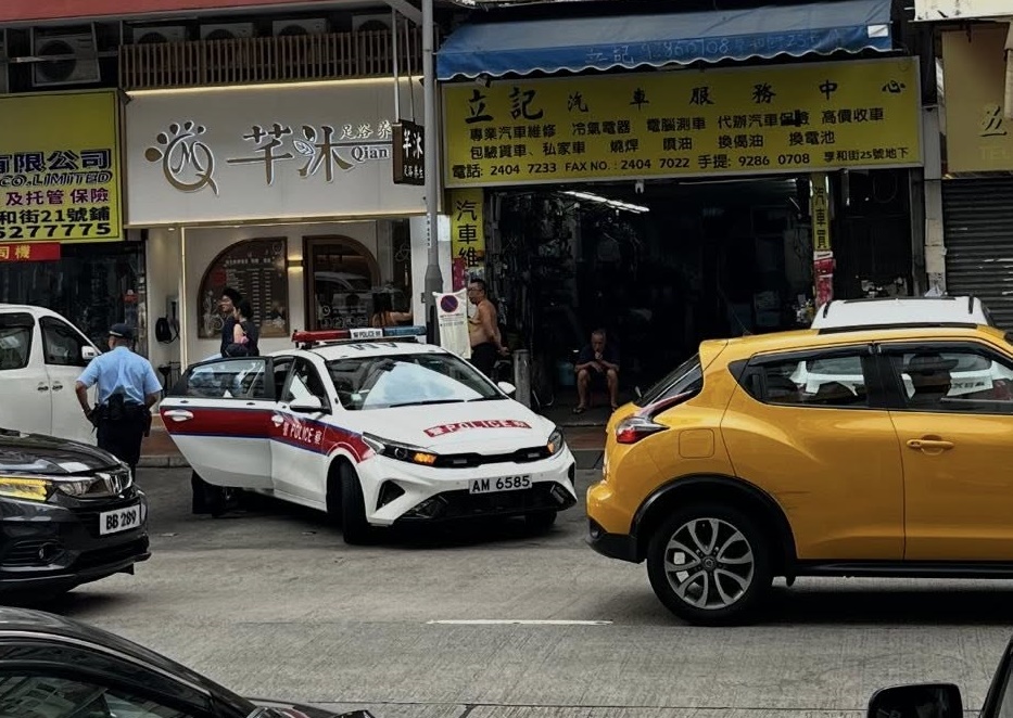 今午警車停泊在車房前錶位。fb:車cam L(香港群組) 今午警車停泊在車房前錶位。fb:車cam L(香港群組)