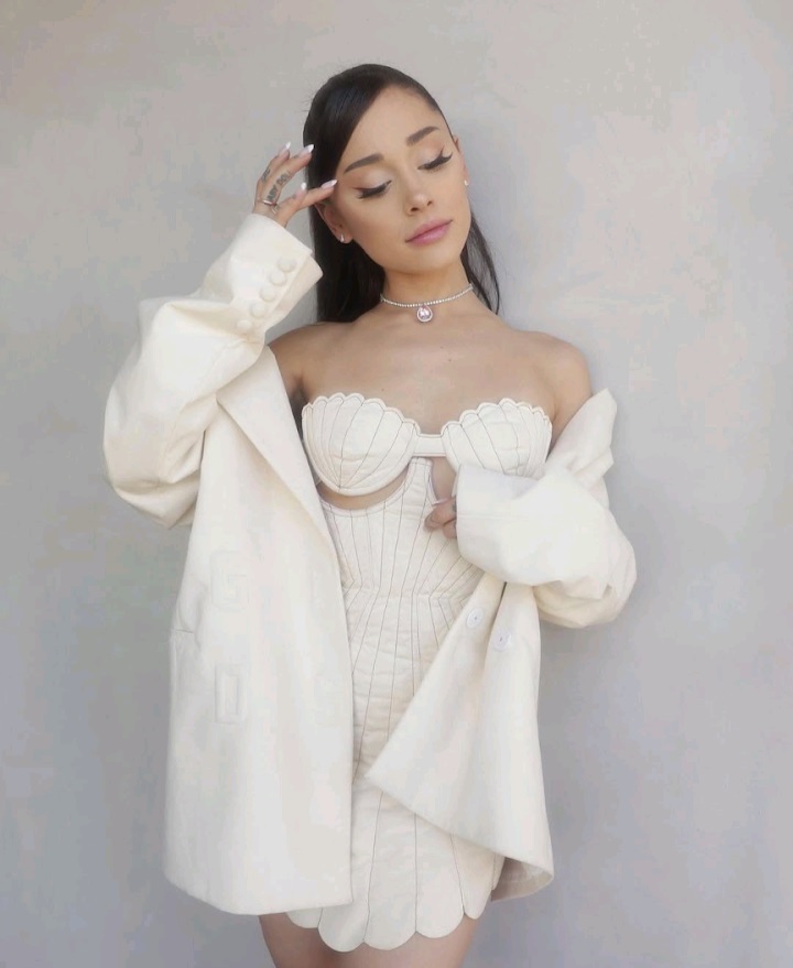 Ariana卻自爆在以前看來沒那麼瘦的日子裏,她既服用抗抑鬱藥又酗酒。 Ariana卻自爆在以前看來沒那麼瘦的日子裏,她既服用抗抑鬱藥又酗酒。