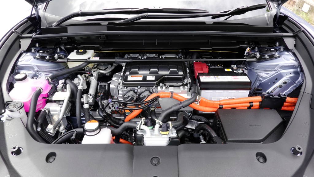 凌志RZ300e Luxury纯电动SUV搭载71.4kWh锂电、前置马达驱动，输出马力150kW(204ps)。