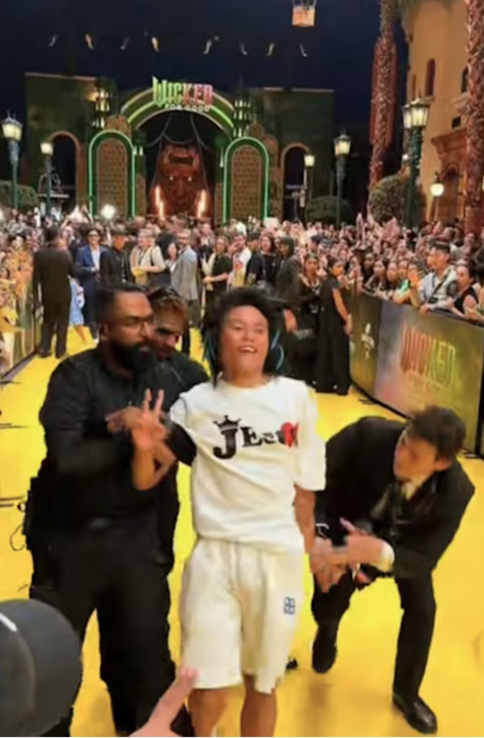 男子之後被爆是專突襲明星的YouTuber。