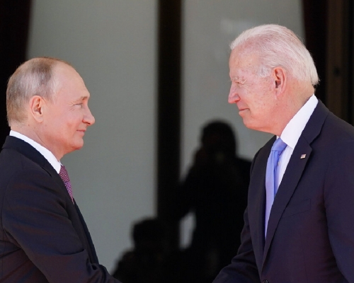 俄羅斯總統普京（左）與美國總統拜登將於當地時間周二舉行視像會議。 （美聯社資料圖片）