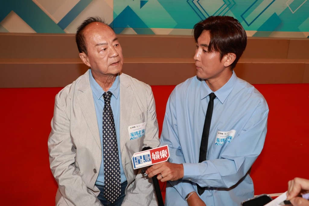 狄龍與兒子譚俊彥一起受訪。