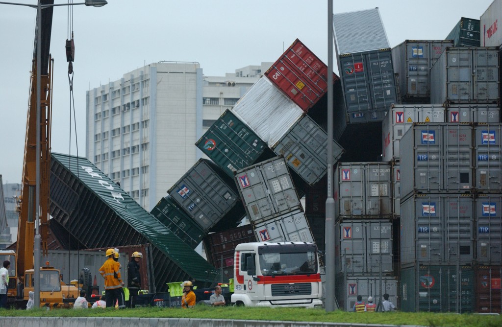 2005年5月9日「石湖風」影響本港，多個貨櫃被吹倒。資料圖片