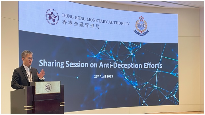  蕭澤頤在打擊詐騙分享會上發言。