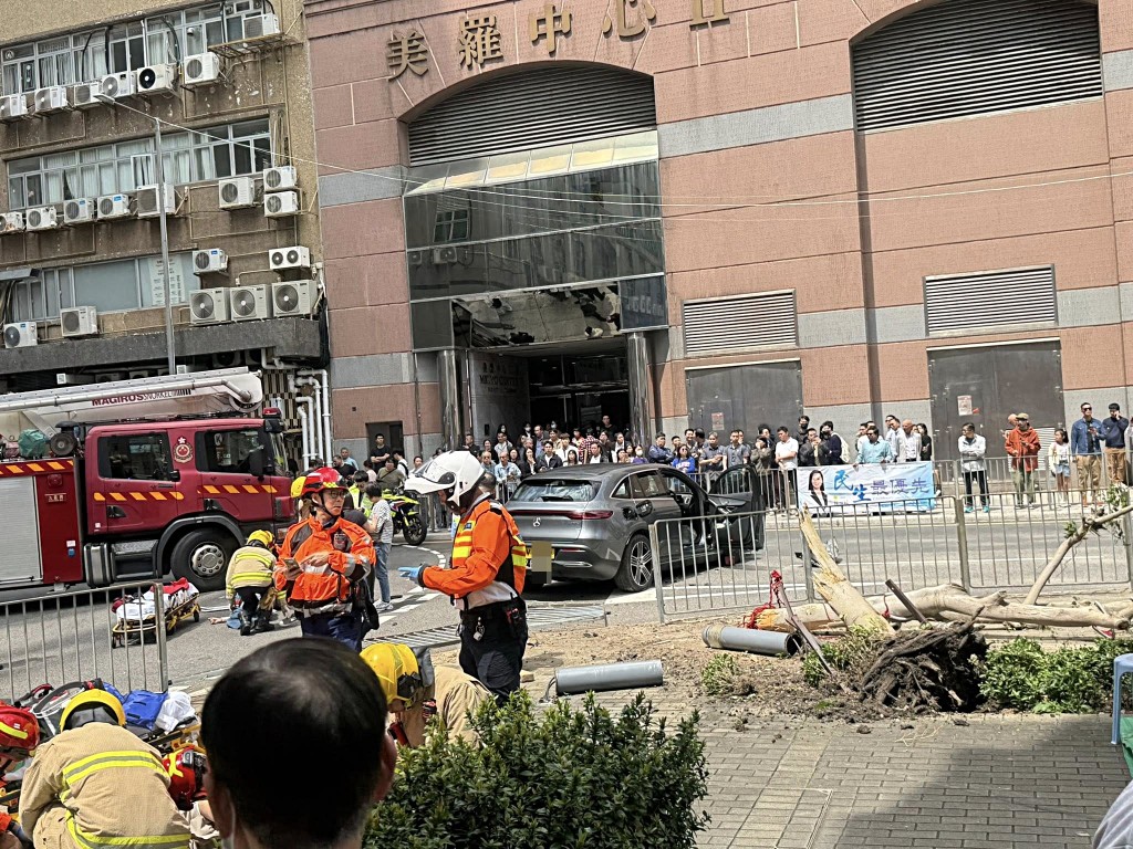 消防到場救人。網圖 消防到場救人。網圖